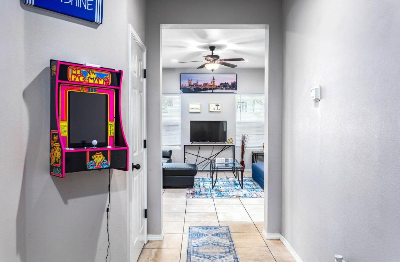 Ferienhaus Spacious Lux 3br 3ba W 12 Arcade Games & Hottub- W Private Garage & Private Backyard