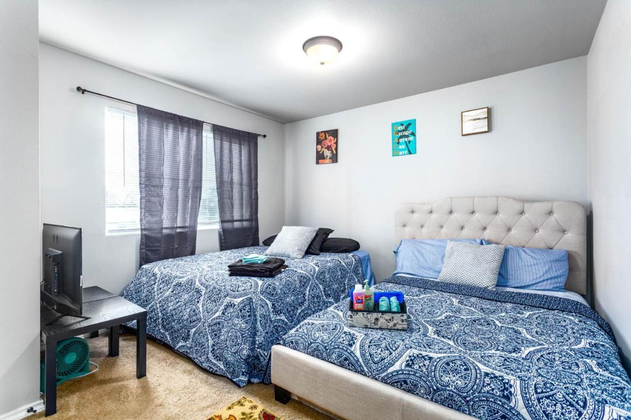 Spacious Lux 3br 3ba W 12 Arcade Games & Hottub- W Private Garage & Private Backyard Ferienhaus