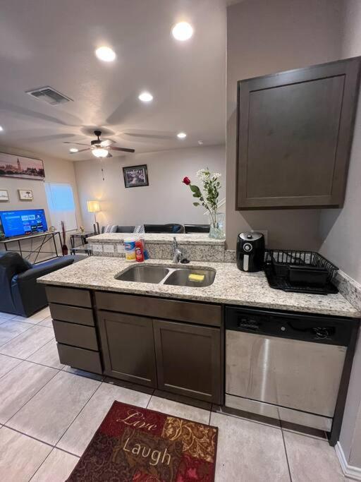 Spacious Lux 3br 3ba W 12 Arcade Games & Hottub- W Private Garage & Private Backyard *
