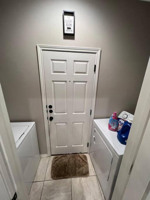 Ferienhaus Spacious Lux 3br 3ba W 12 Arcade Games & Hottub- W Private Garage & Private Backyard