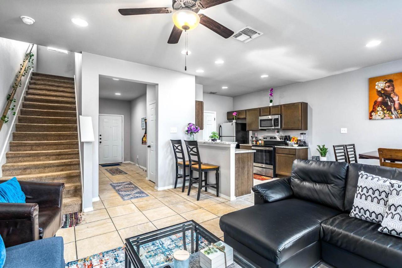 Ferienhaus Spacious Lux 3br 3ba W 12 Arcade Games & Hottub- W Private Garage & Private Backyard *