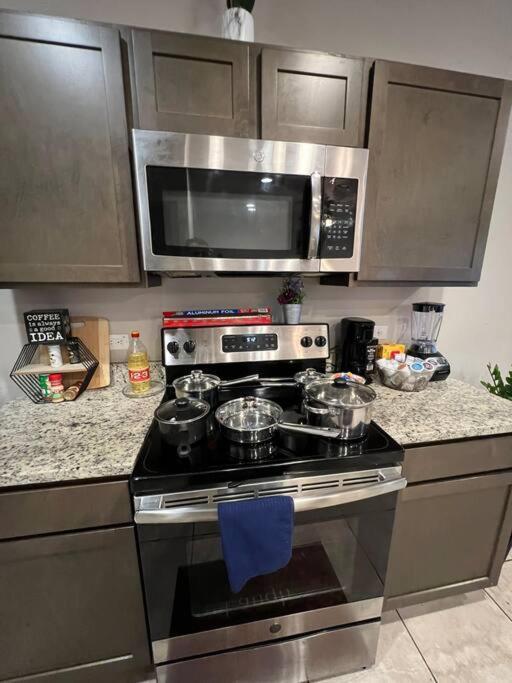 Ferienhaus Spacious Lux 3br 3ba W 12 Arcade Games & Hottub- W Private Garage & Private Backyard *
