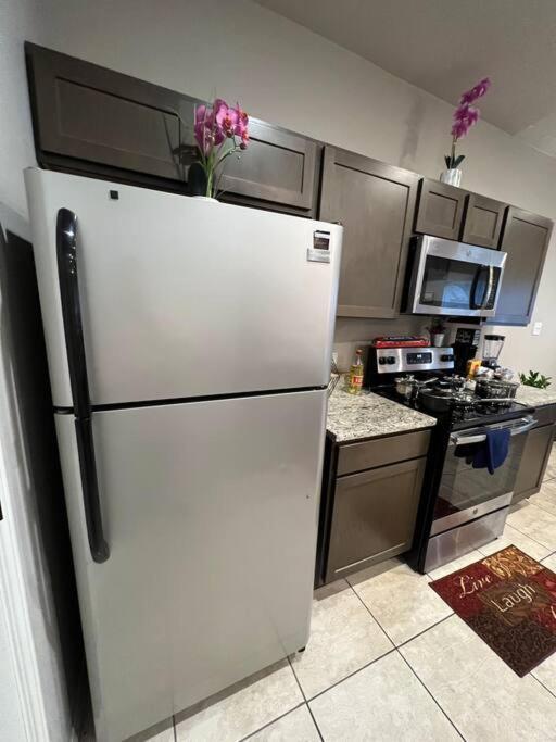 Spacious Lux 3br 3ba W 12 Arcade Games & Hottub- W Private Garage & Private Backyard Ferienhaus *