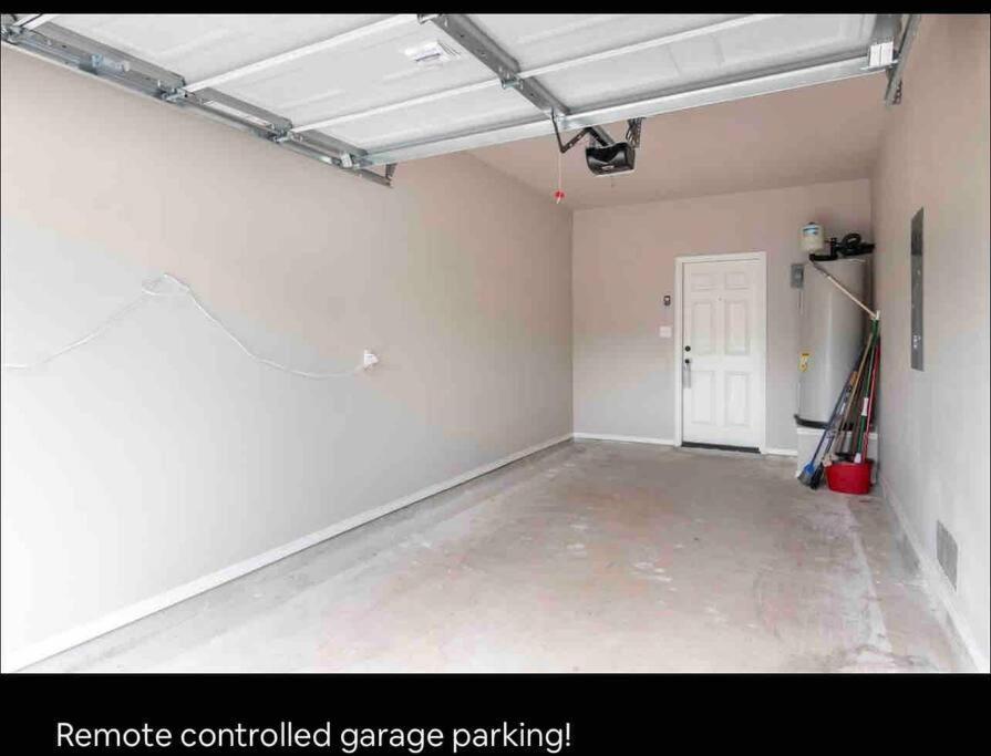 Spacious Lux 3br 3ba W 12 Arcade Games & Hottub- W Private Garage & Private Backyard Ferienhaus San Antonio