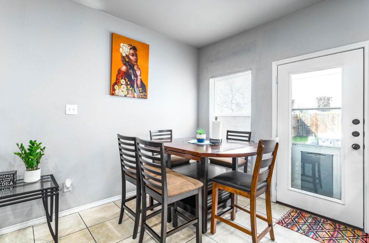 Spacious Lux 3br 3ba W 12 Arcade Games & Hottub- W Private Garage & Private Backyard Ferienhaus San Antonio