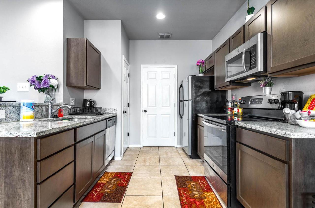 Ferienhaus Spacious Lux 3br 3ba W 12 Arcade Games & Hottub- W Private Garage & Private Backyard San Antonio