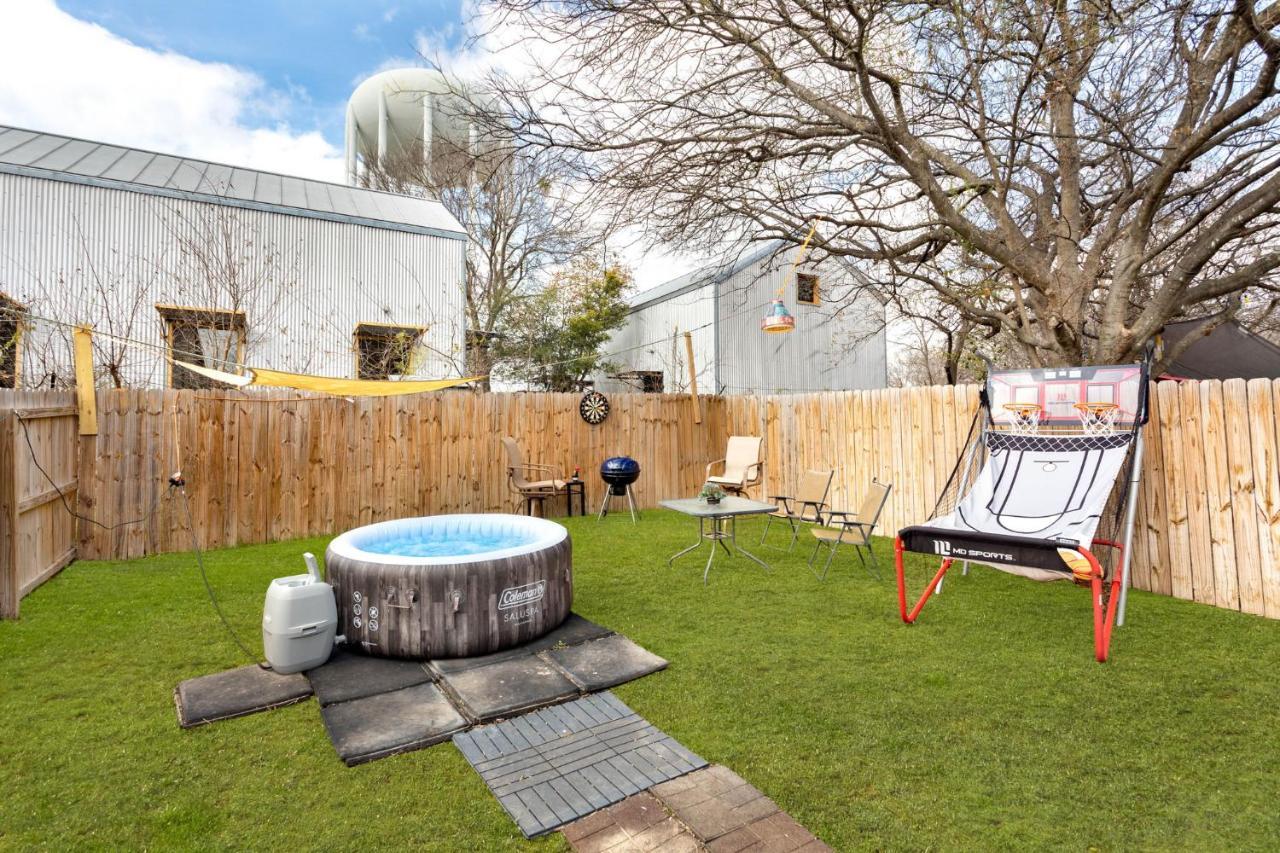 Spacious Lux 3br 3ba W 12 Arcade Games & Hottub- W Private Garage & Private Backyard Ferienhaus